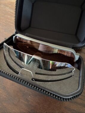 100% Glasses with 2 Lenses and Case
